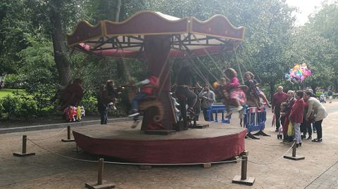 Un tiovivo impulsado a pedales en el parque de San Francisco.