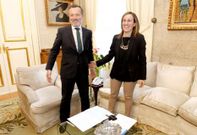 El alcalde Agust�n Hern�ndez y la conselleira Ethel V�zquez suscribieron el acuerdo de vivienda. 