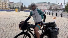 Arturo Pi�eiro delante de una plaza ucraniana cubierta de rostros de soldados ca�dos