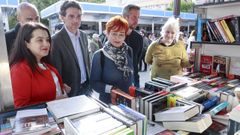 Mar�a L�pez S�ndez, primeira pola esquerda, con autoridades nun percorrido pola feira despois do preg�n.