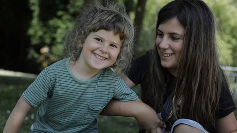 Eume (derecha) con su hermano Deo, al que cort� el cord�n umbilical 