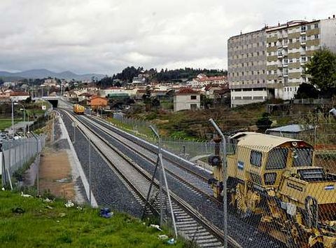 La parcela se encuentra entre los edificios de la calle Ernesto Caballero y la v�a del tren.