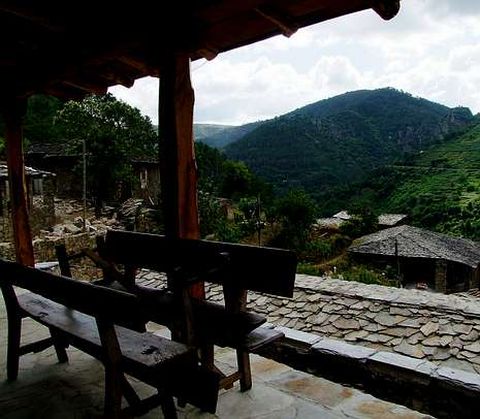 El itinerario pasa por la aldea de A M�llara, totalmente restaurada