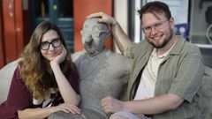 La pareja posa en la plaza del Humor junto a la estatua de &Aacute;lvaro Cunqueiro