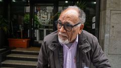 Uno de los venezolanos que sal�an hoy del consulado 