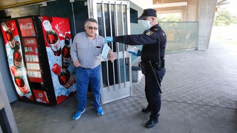 La Polica Nacional reparte mascarillas en la estacin de autobs y de tren de Pontevedra