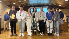 La vicerrectora del campus de Ferrol, Ana Ares, con los ganadores