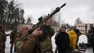 Veteranos militares y civiles ucranianos participan en un entrenamiento de preparaci�n para una posible invasi�n rusa en un campamento abandonado en las afueras de Kiev