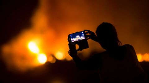 El incendio declarado en la isla de La Palma afecta a entre 1.500 y 2.000 hect�reas de superficie. Unos 200 efectivos y ocho medios a�reos de distintas administraciones trabajan en la extinci�n del fuego. 