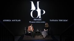 Tatiana T�buleac, a la derecha, con la periodista Andrea Aguilar, en A Coru�a