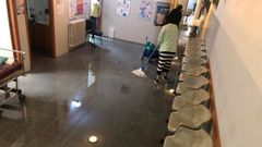 Imagen del centro de salud de Porto do Son anegado por las filtraciones de agua.