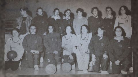 Ana Pontón, con el equipo femenino del Sarria a principios de los noventa, es la que luce el dorsal número 11