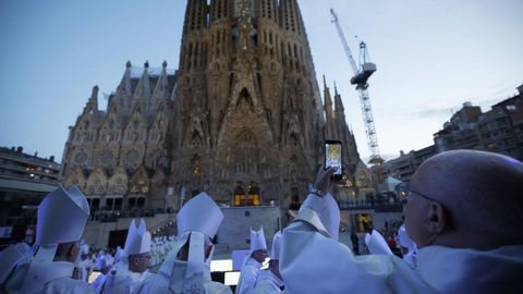 Los obispos asisten a la bendici�n de la Torre de Jesucristo en el exterior de la bas�lica