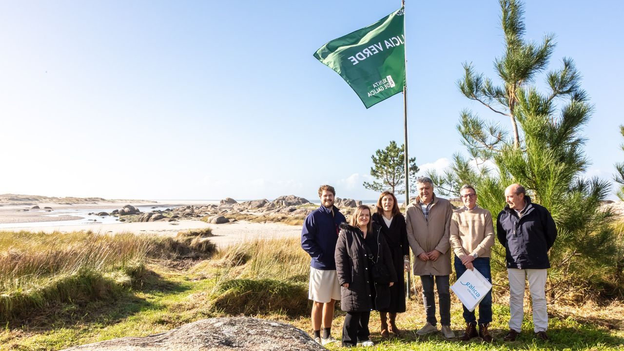 La conselleira de Medio Ambiente izó la bandera verde en Boca do Río