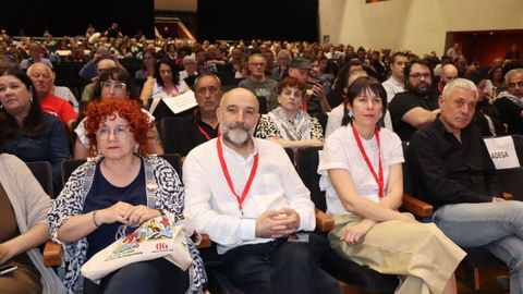 Ana Pontón, entre Néstor Rego y Bieito Lobeira, en la clausura del congreso de la CIG, escuchando a Paulo Carril.