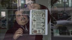 David Rozados, uno de los integrantes de la comisi�n del barrio de Conxo, coloca un cartel con la programaci�n de la Festa dos 80 e 90, que se celebrar� el d�a 18