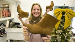 Carmen Zald�var, que fund� LMDI junto a su hermana Mercedes, mostrando los botines que luci� Leonor en septiembre y que lleva puestos en la postal navide�a de la Casa Real.