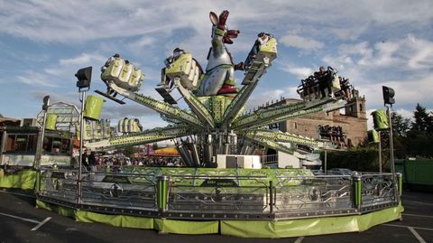 Las atracciones de las fiestas de agosto de Monforte se instalan desde hace aos en el aparcamiento del Parque dos Condes, junto al colegio de los Escolapios