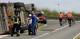El cami�n volcado en Navarra aplast� a dos ciclistas que circulaban en sentido contrario y resultaron fallecidos e hiri� a otro. 