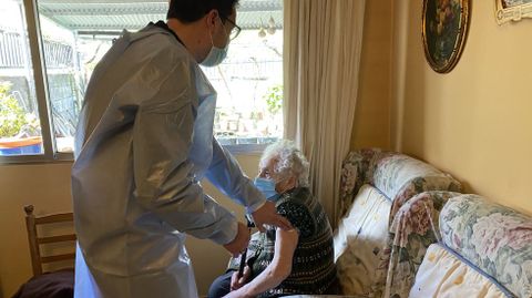 La vacunaci�n a domicilio en el rural.Christian Paradelo vacunando a Anuncia Balboa