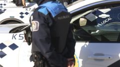 Veh�culos y agente de la Polic�a Local, en una foto de archivo.