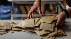 Sobres con papeletas en las �ltimas elecciones en Europa, el pasado fin de semana en Francia