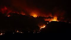 Incendio forestal en la ladera del monte Xax�n de Moa�a