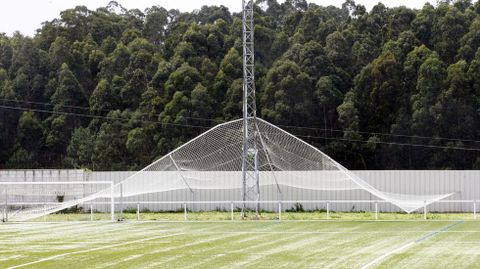 Una valla rota por el viento en el campo municipal de Foz