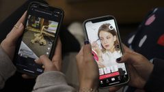 J�venes manejando tel�fonos inteligentes.