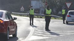 Control de la Guardia Civil en el l�mite entre Teo y A Estrada para vigilar el cumplimiento del cierre perimetral decretado por la Xunta