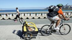 Gente haciendo deporte en el paseo mar�timo 