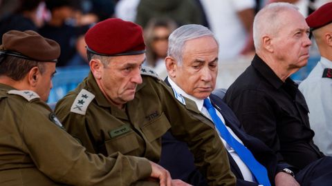 Benjamin Netanyahu y la cpula militar de Israel, en un acto en la base de Mitzpe Ramon.