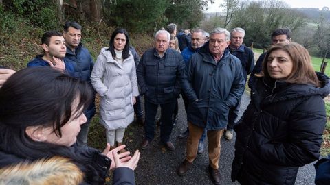 La conselleira, primera por la derecha, critic� la estrategia estatal sobre el lobo.