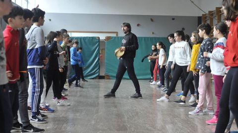 Imagen de archivo de una clase de baile gallego durante la hora de educacin fsica en un instituto