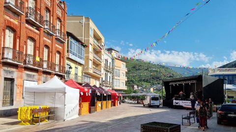 La praza Maior est engalanada con banderas