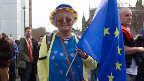 Una manifestante, ataviada con los colores de la Uni�n Europea, durante la marcha celebrada en Londres