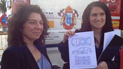 La concejala Be�o�a Freire y Luc�a Serantes, del RACC, mostrando la hoja de rescate