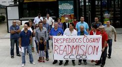Una veintena de personas se concentraron ayer ante el quiosco de la alameda estradense.