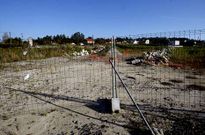 La construcci�n de la nueva red, adjudicada en 21 millones, lleva todo el a�o parada.