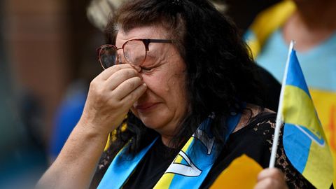 Manifestantes sostienen pancartas durante una concentracin contra la guerra en Ucrania en el Martin Place de Sdney, Australia