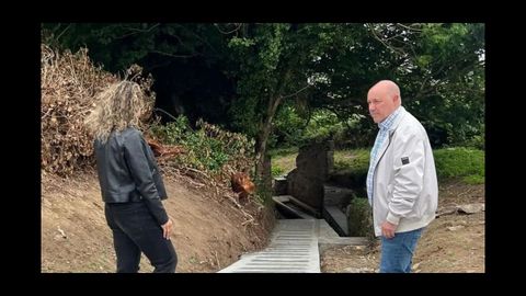 El alcalde de Castropol, Francisco Vinjoy, junto al lavadero hist�rico de Arroxo