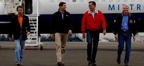 Mitt Romney y Paul Ryan, en el centro, caminan por la pista del aeropuerto de Dayton.