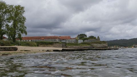 Una nave, situada en la zona mar�timo-terrestre que la Xunta gestiona desde julio, en una imagen de archivo.