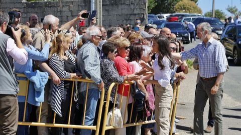 Los reyes saludando a la población de Medeiros frente a su colegio público.