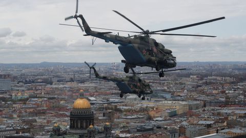 Helic�pteros rusos Mi-8 sobrevuelan San Petersburgo en el 75�. anniversario de la victor�a sobre la Alemania nazi
