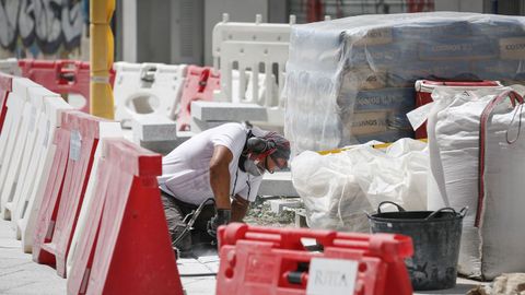 Un hombre trabajando en Ourense a 40 grados, en agosto del 2023.