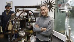 Cristian y Yemima, padre e hija, en el anticuario