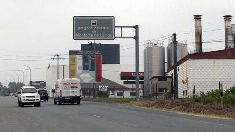 La carretera provincial entre Monforte y Neiras es la que da acceso al polígono industrial de O Reboredo