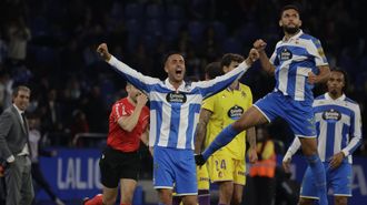 Los jugadores del Dpor festejan la decisin del colegiado de pitar penalti tras revisar la accin en el VAR