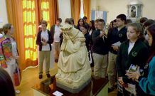 Alumnos de cuatro cursos del Inmaculada visitaron ayer la muestra.